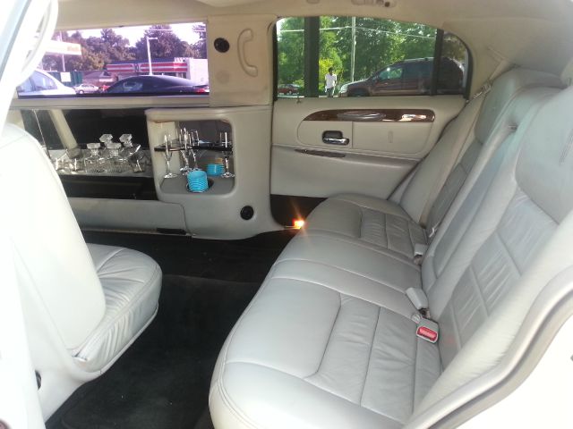 Lincoln Town Car 4X4 SLE Regular Cab Sedan