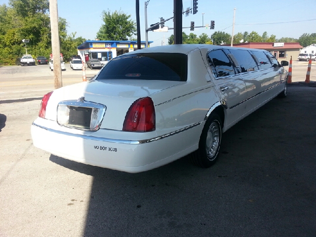 Lincoln Town Car 2000 photo 3