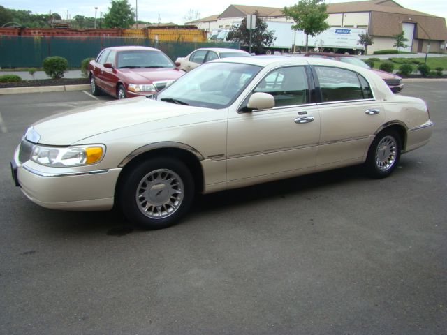 Lincoln Town Car 2000 photo 2