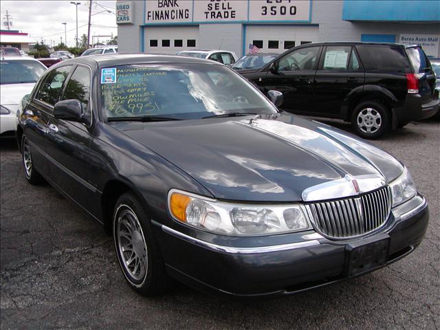 Lincoln Town Car 2000 photo 2