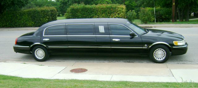 Lincoln Town Car 2000 photo 1