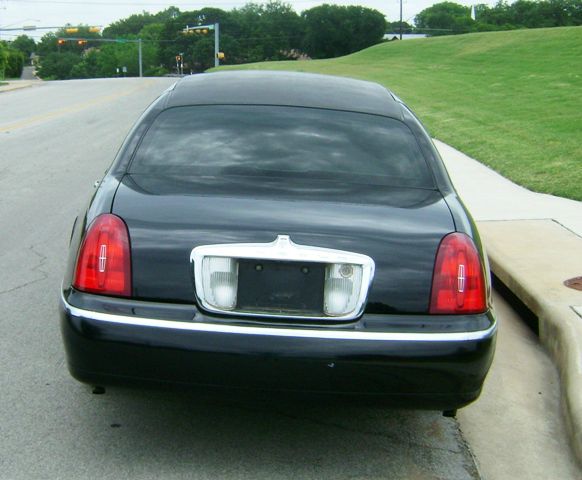 Lincoln Town Car 2000 photo 2