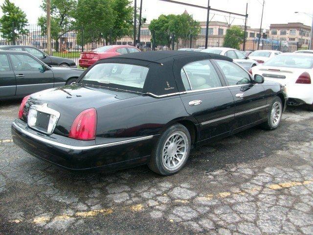 Lincoln Town Car 2000 photo 2