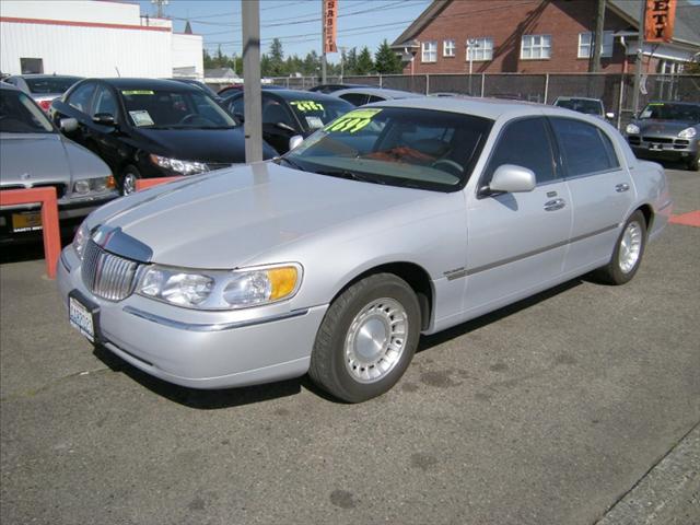 Lincoln Town Car DOWN 4.9 WAC Sedan