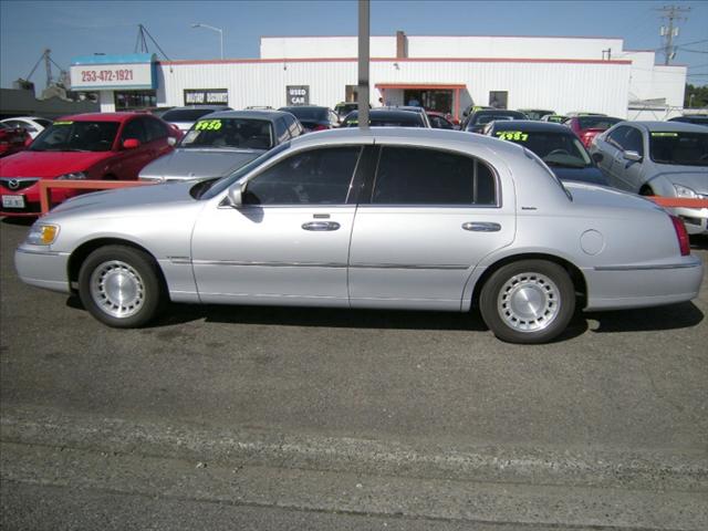 Lincoln Town Car 2000 photo 2