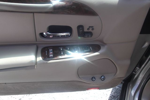 Lincoln Town Car 2000 photo 3