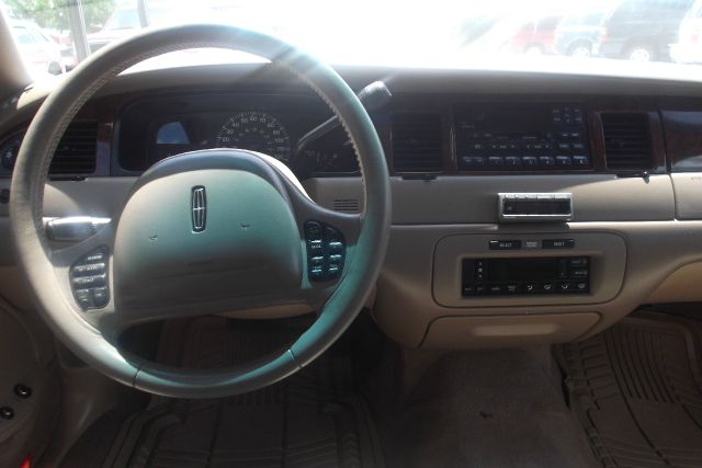 Lincoln Town Car 2000 photo 9