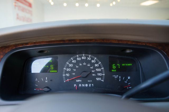 Lincoln Town Car 2001 photo 4