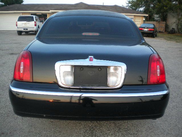 Lincoln Town Car 2001 photo 2