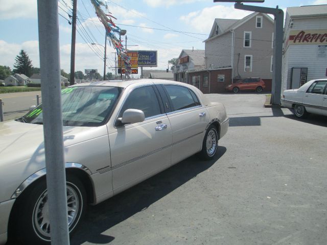 Lincoln Town Car 2001 photo 2