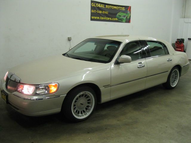 Lincoln Town Car 2001 photo 1