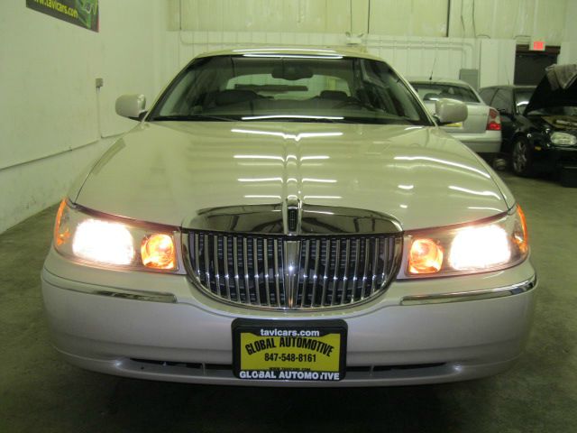 Lincoln Town Car 2001 photo 2