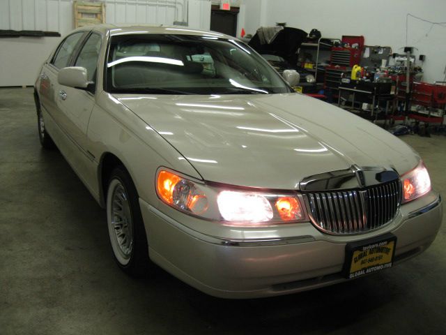 Lincoln Town Car 2001 photo 3