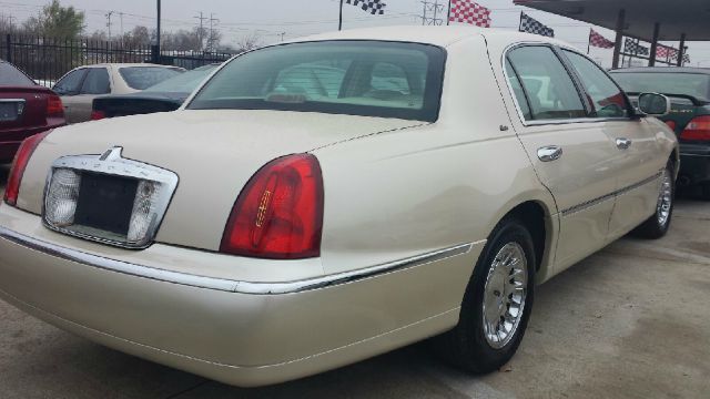 Lincoln Town Car 2001 photo 2