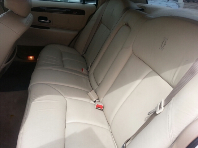 Lincoln Town Car 2001 photo 2