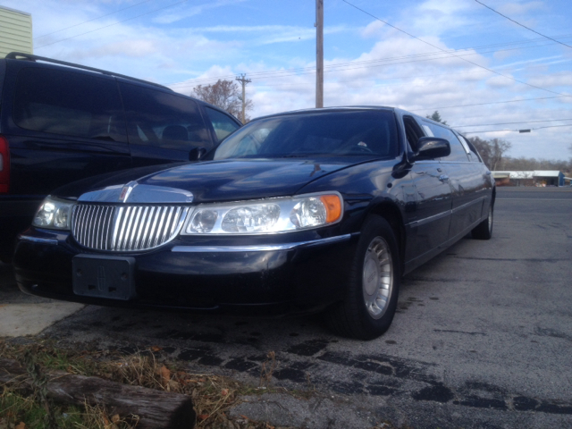 Lincoln Town Car 2001 photo 2