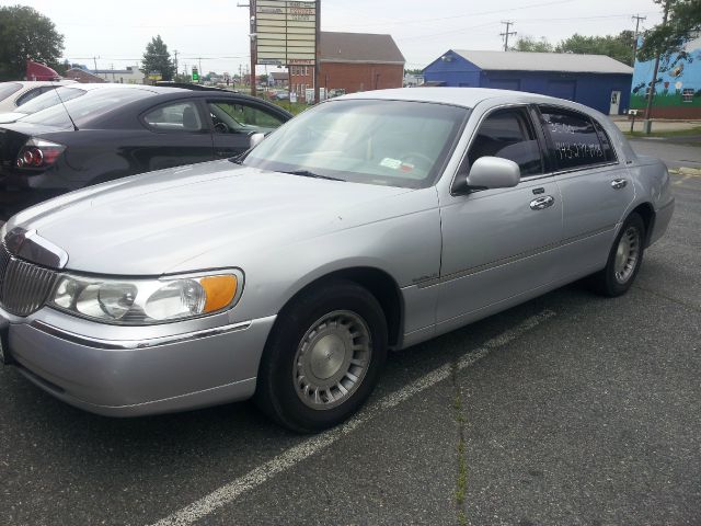 Lincoln Town Car DOWN 4.9 WAC Sedan