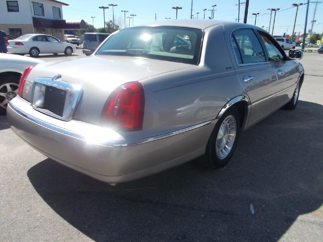 Lincoln Town Car 2001 photo 2