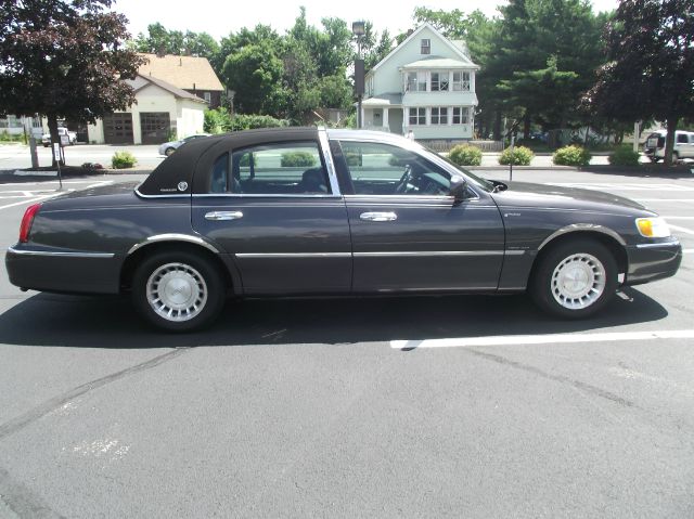 Lincoln Town Car DOWN 4.9 WAC Sedan