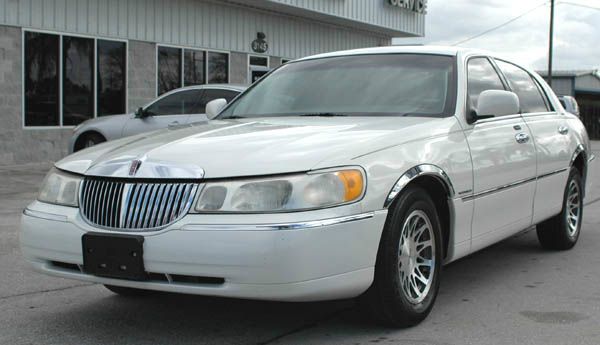 Lincoln Town Car 2001 photo 2
