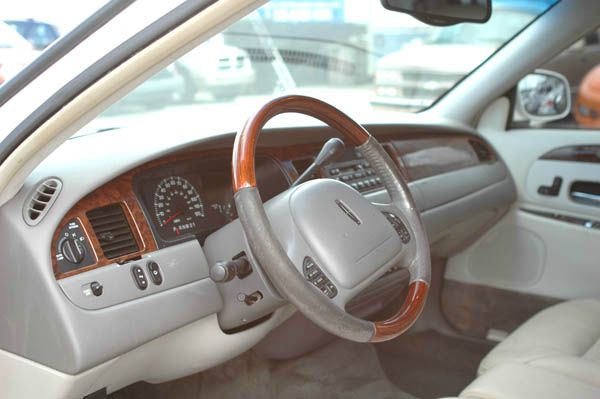 Lincoln Town Car 2001 photo 3