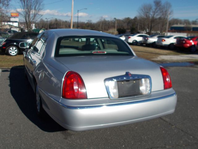 Lincoln Town Car 2001 photo 2