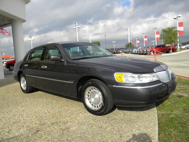 Lincoln Town Car 2002 photo 2
