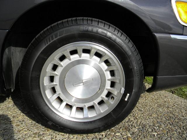 Lincoln Town Car 2002 photo 3