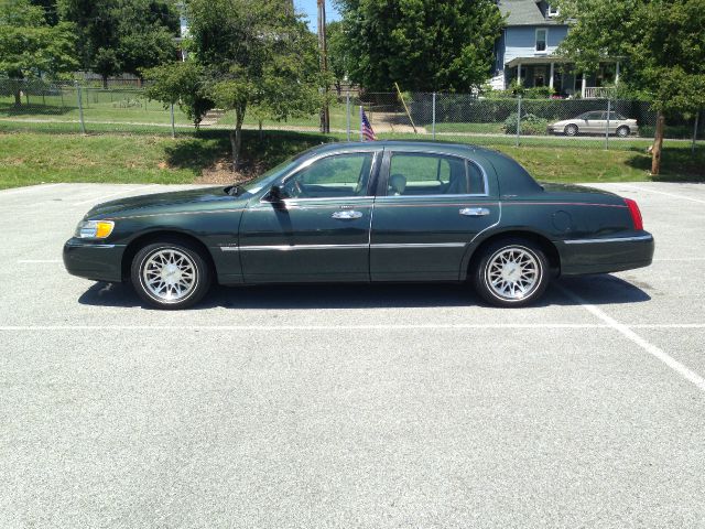 Lincoln Town Car SLT1 AWD Sedan