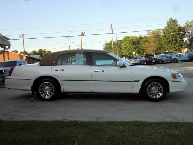 Lincoln Town Car 2002 photo 2