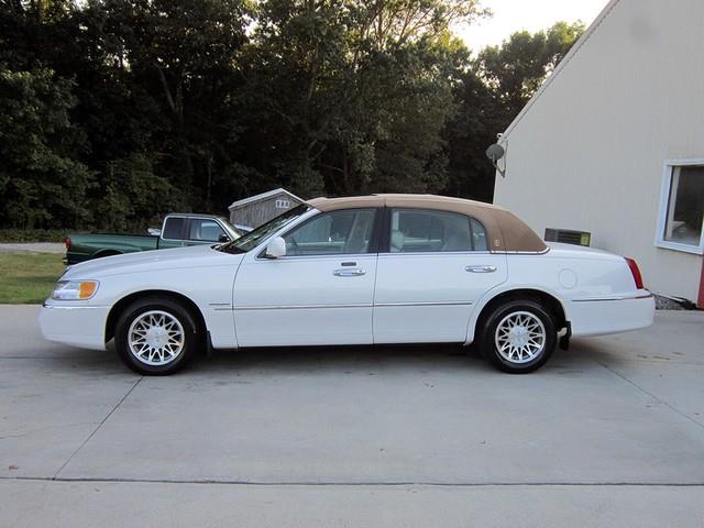 Lincoln Town Car 2002 photo 4