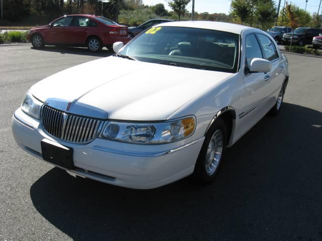 Lincoln Town Car 2002 photo 1