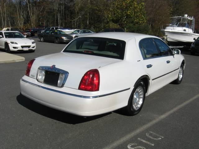 Lincoln Town Car 2002 photo 2