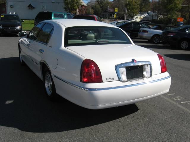 Lincoln Town Car 2002 photo 3