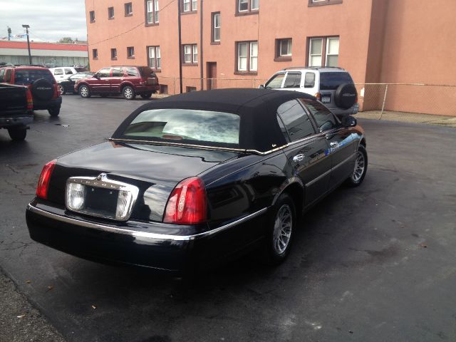 Lincoln Town Car 2002 photo 3