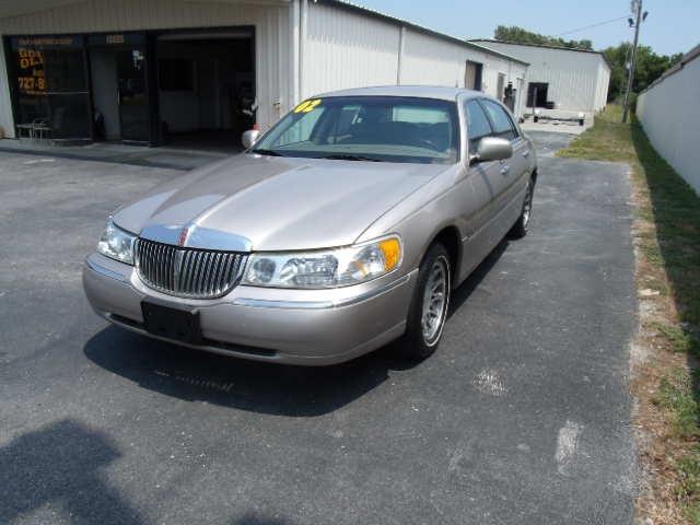 Lincoln Town Car 2002 photo 3
