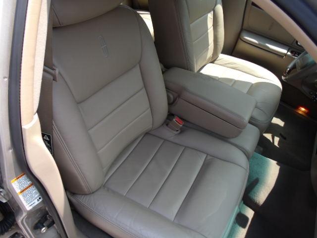 Lincoln Town Car 2002 photo 4