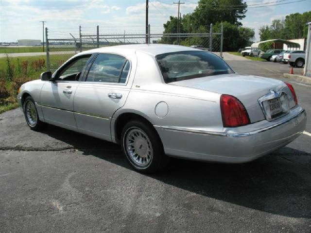 Lincoln Town Car 2002 photo 1