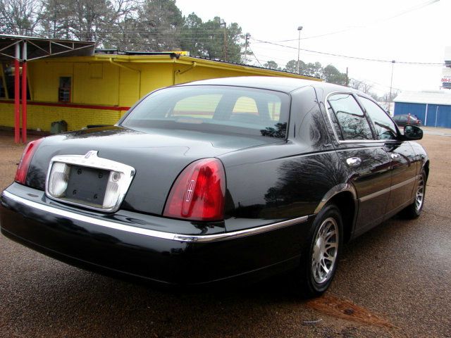 Lincoln Town Car 2002 photo 2