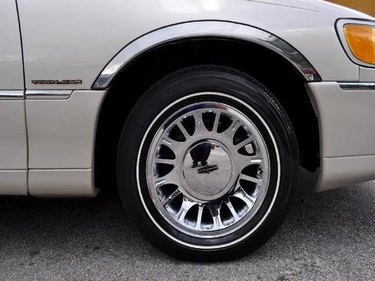 Lincoln Town Car 2002 photo 3