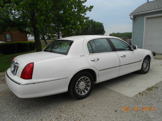 Lincoln Town Car DOWN 4.9 WAC Sedan