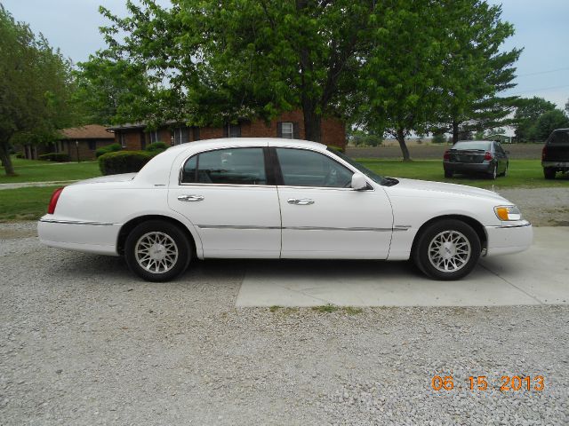 Lincoln Town Car 2002 photo 2