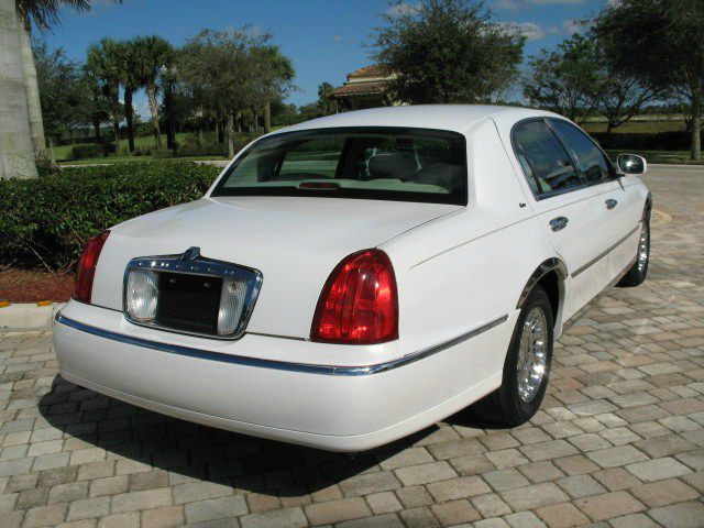 Lincoln Town Car 2002 photo 1