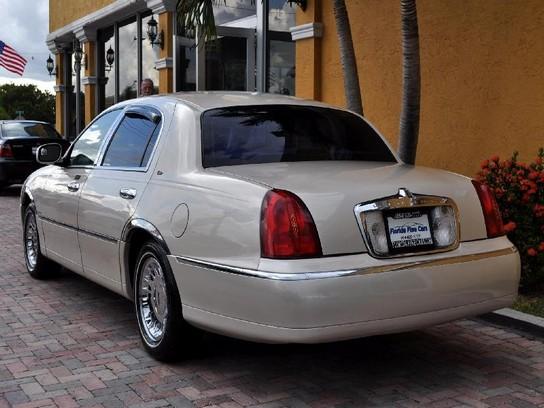 Lincoln Town Car 2002 photo 1