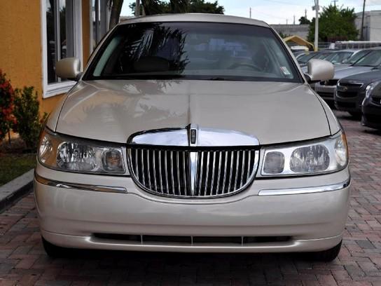 Lincoln Town Car 2002 photo 2