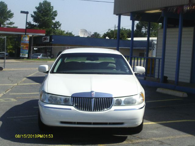 Lincoln Town Car 2002 photo 2