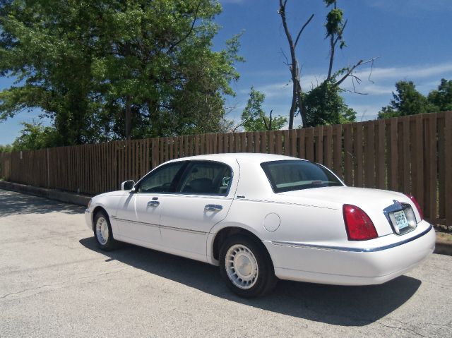 Lincoln Town Car DOWN 4.9 WAC Sedan