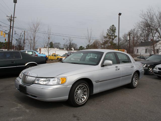 Lincoln Town Car DOWN 4.9 WAC Sedan