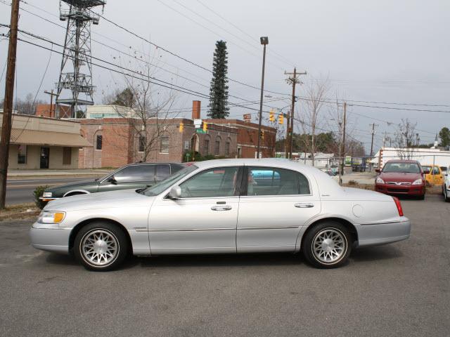 Lincoln Town Car 2002 photo 1