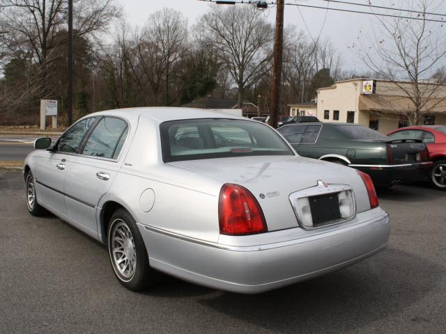 Lincoln Town Car 2002 photo 2